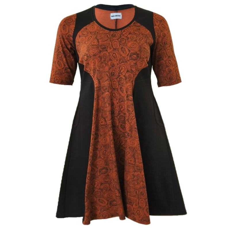 Brun Plus Size Kjole Meika Chocolate Doodles - Amamiko Jeans