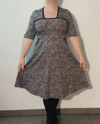 Grå Plus Size Kjole Genkei Grey Doodles - Amamiko Jeans