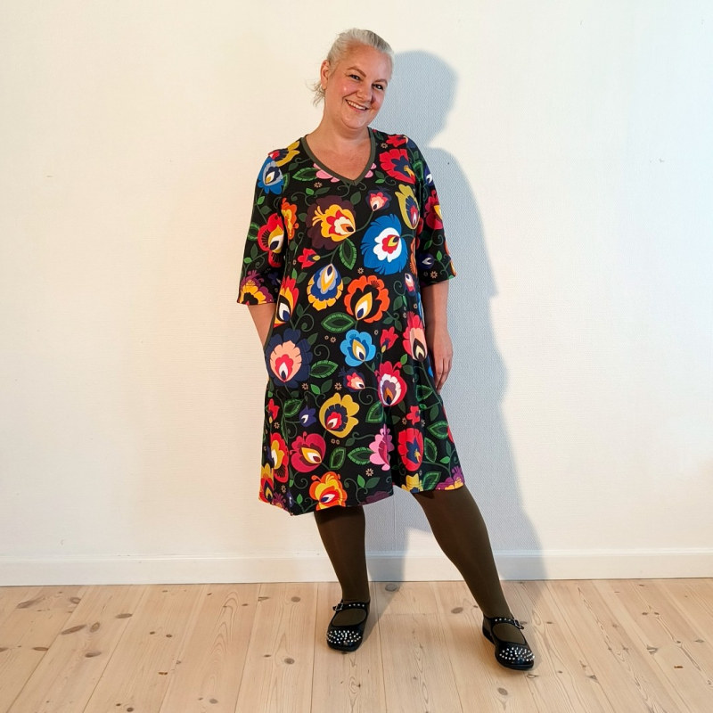 Sort Tulla Kjole Black Flowers - Amamiko Jeans